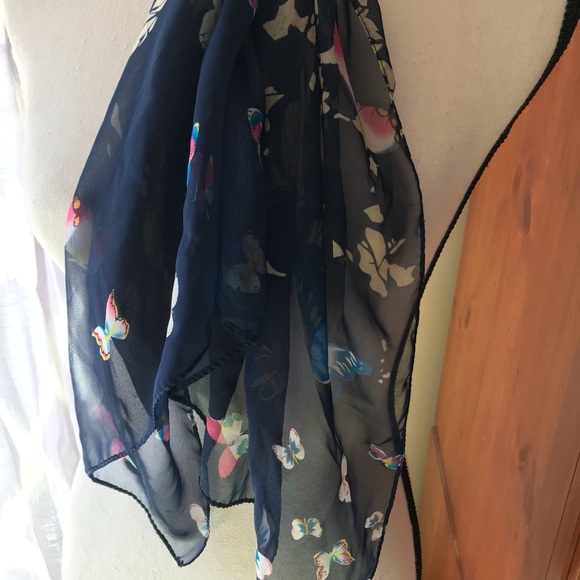 Gorgeous Butterflies and Floral Scarf - Picture 2 of 4